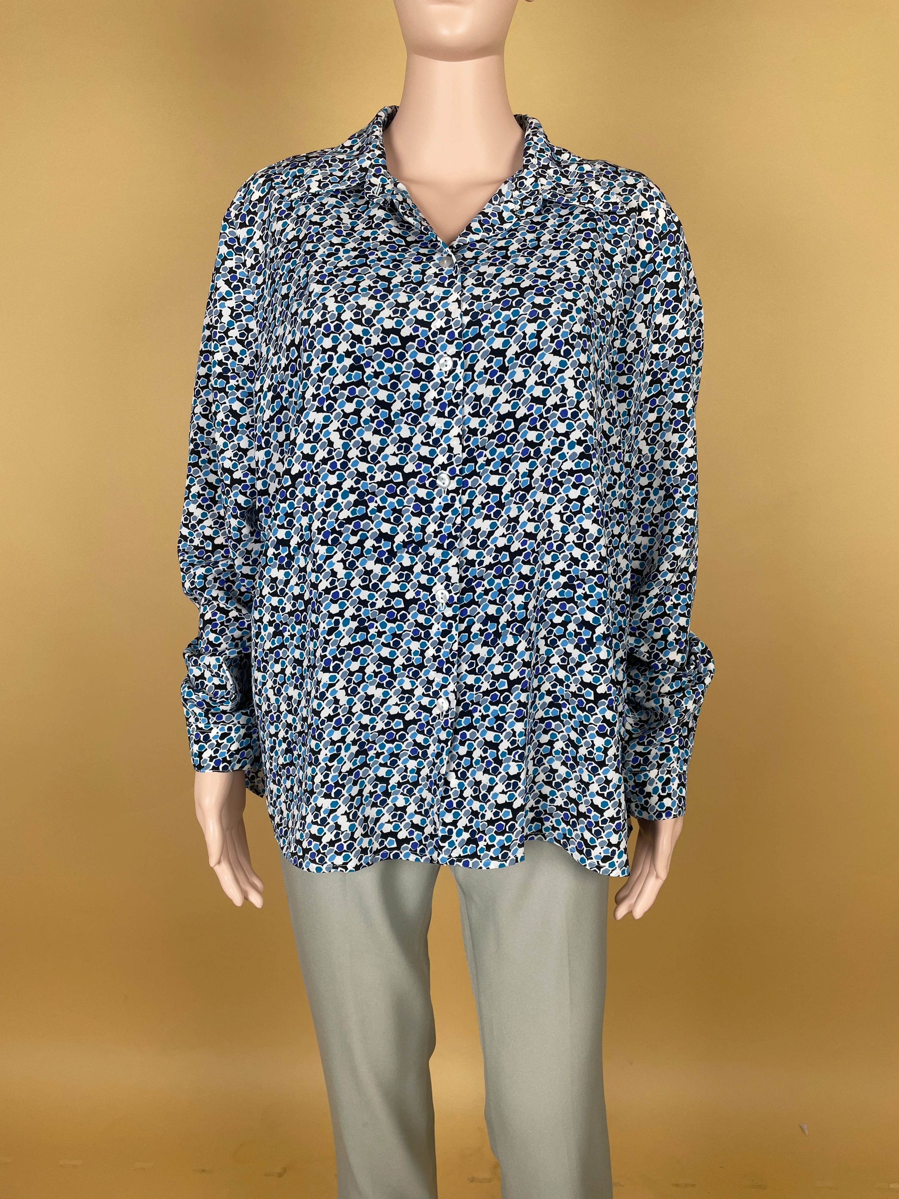 Elegant Floral Patterned Button-Up Shirt