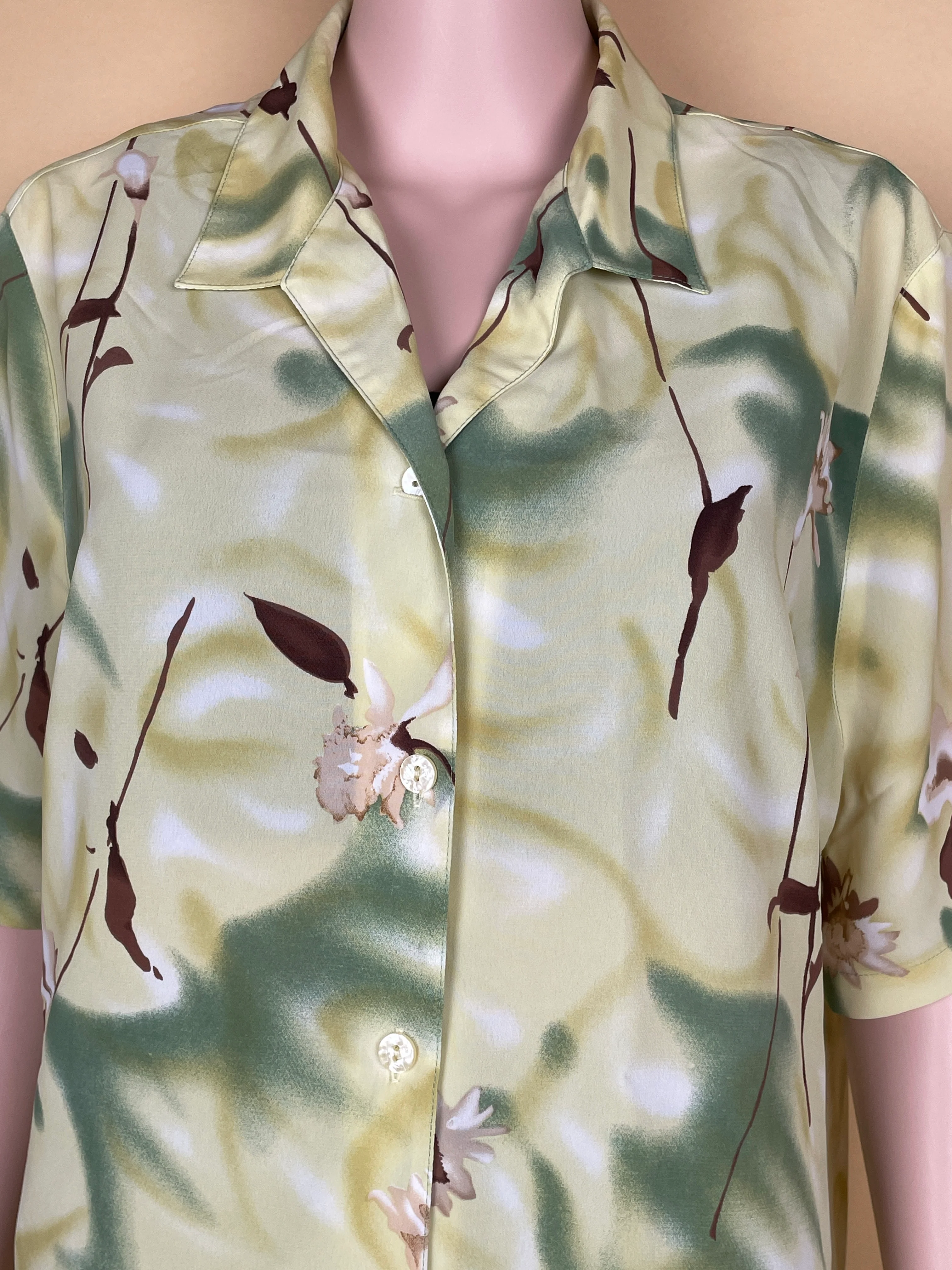 Elegant Floral Printed Short-Sleeve Shirt